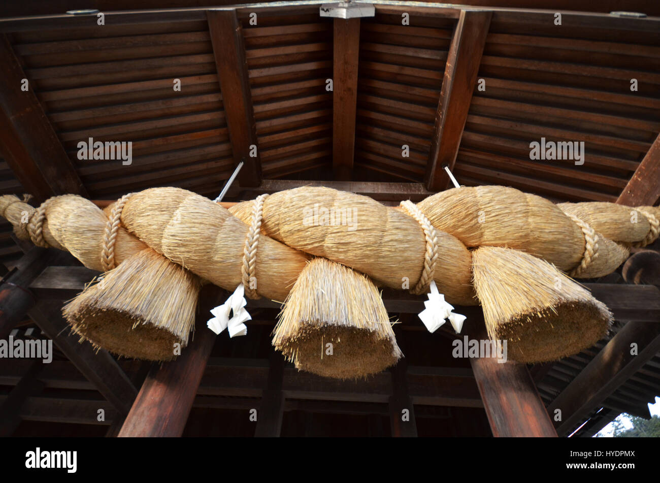 Heilige Stroh Seil vor dem Gebet Hall des Izumo-Taisha, Präfektur Shimane, Japan Stockfoto