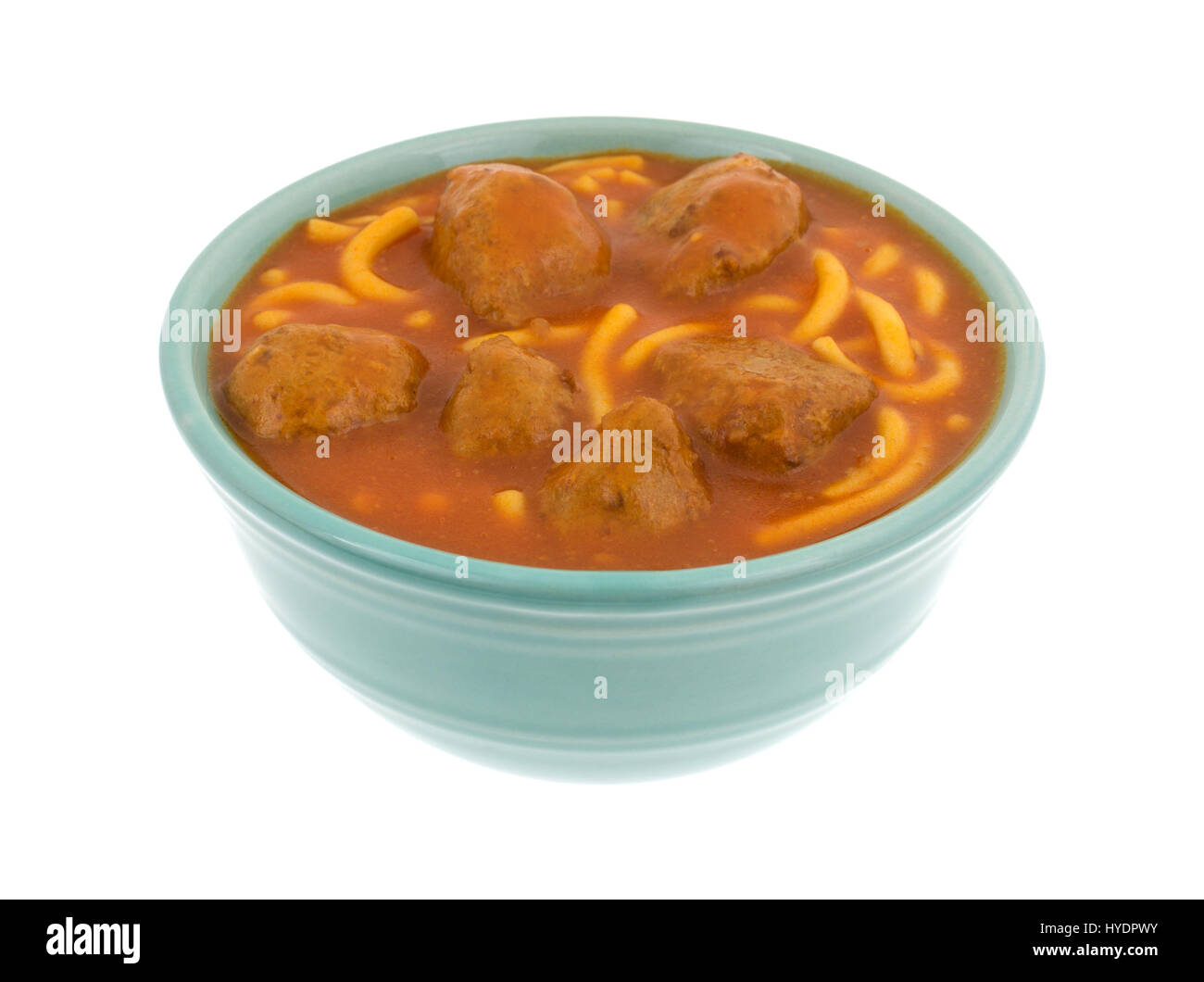 Eine Portion Spaghetti und Fleischbällchen in einer Schüssel isoliert auf einem weißen Hintergrund. Stockfoto