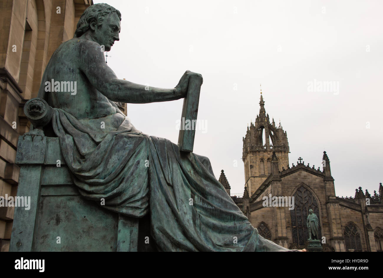 Statue von David Hume mit St Giles' Cathedral in den Hintergrund, Edinburgh, Schottland Stockfoto