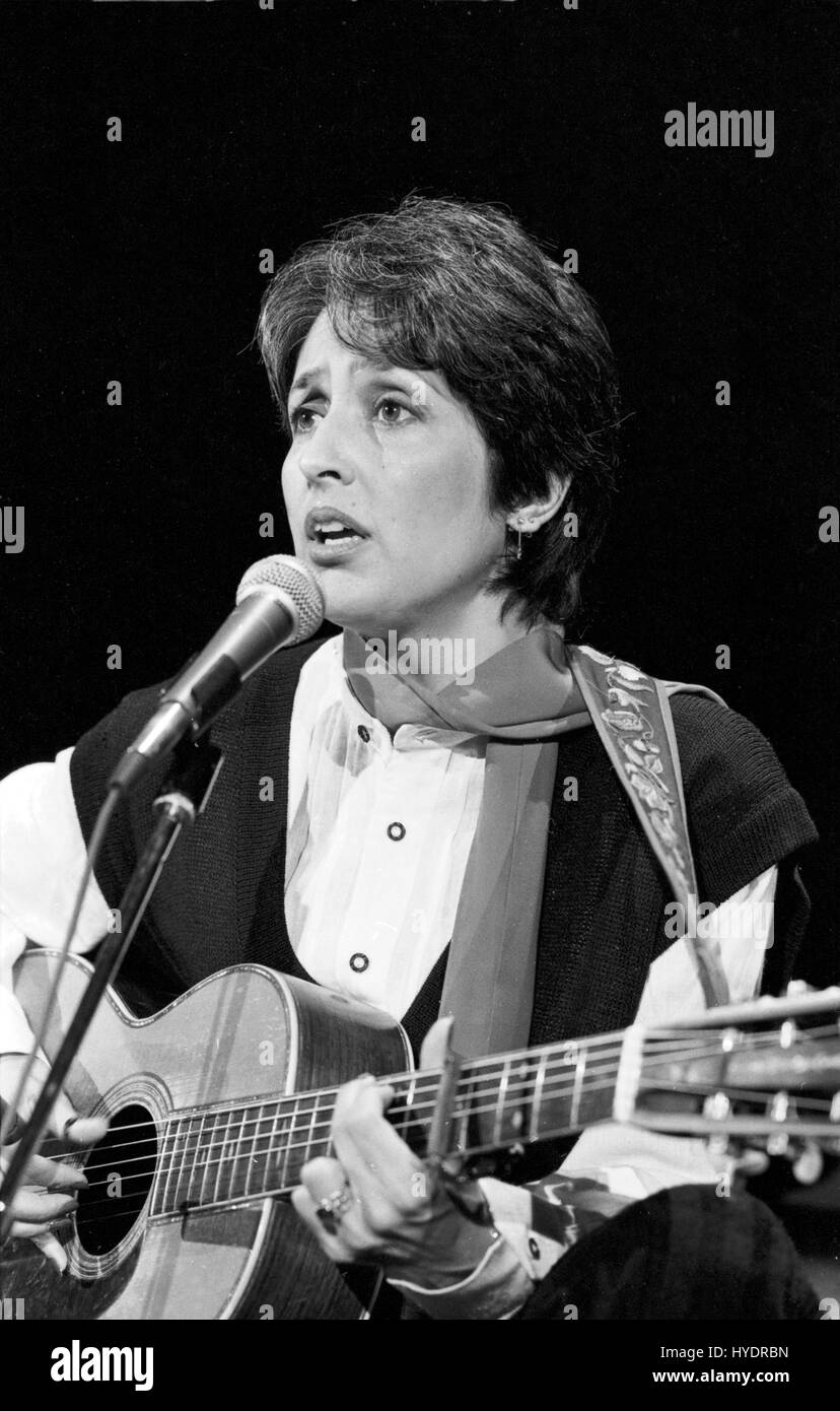 Amerikanische Folksängerin und Bürgerrechtlerin Joan Baez bei einem Auftritt in Deutschland, 1980er Jahre. American folk Sänger und Aktivist Joan Baez, Deutschland der 80er Jahre. Stockfoto
