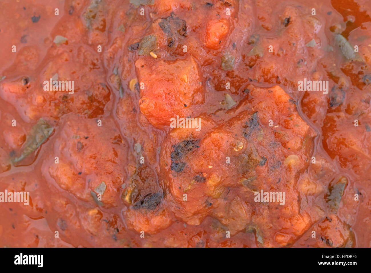 Ganz in der Nähe Blick auf Feuer geröstete zerkleinerte Tomaten mit Grünkohl und Auberginen. Stockfoto