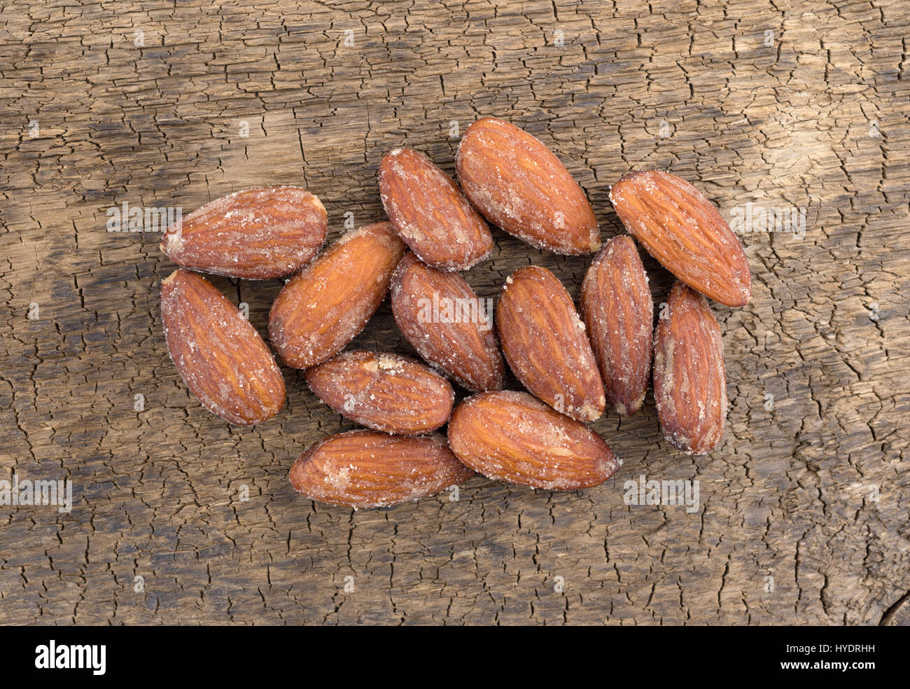 Draufsicht einer Portion Hickory geräucherte Mandeln auf eine alte Holzplatte. Stockfoto