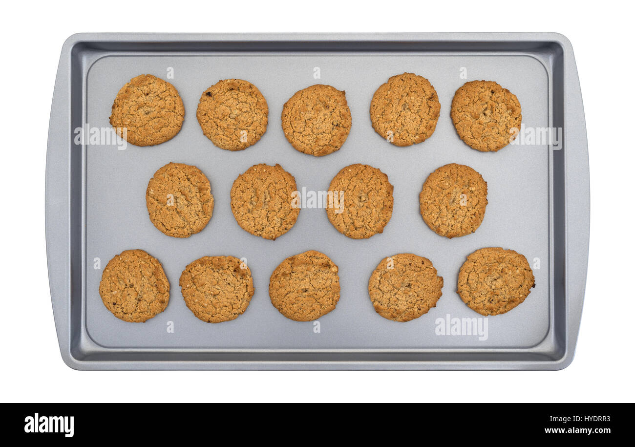 Draufsicht auf mehrere Haferflocken Cookies auf ein Backblech legen, die isoliert auf einem weißen Hintergrund. Stockfoto