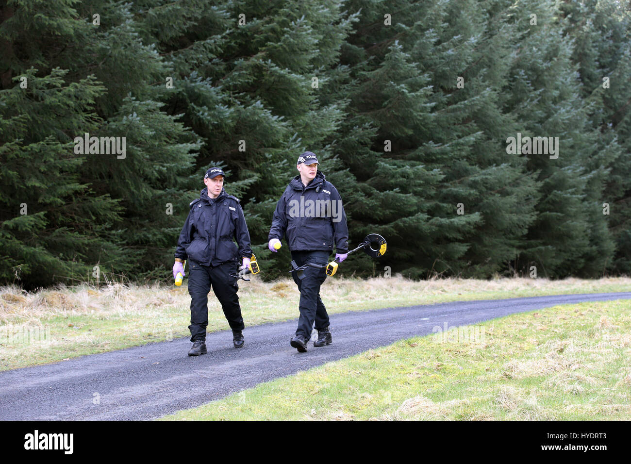 Polizei suchen Wald in der Nähe von Roberton in South Lanarkshire, nachdem Polizei Schottland neue Informationen in Bezug auf das Verschwinden von Emma Caldwell appellierte, die tot in Wald bei Biggar, South Lanarkshire, im Mai 2005 gefunden wurde. Stockfoto