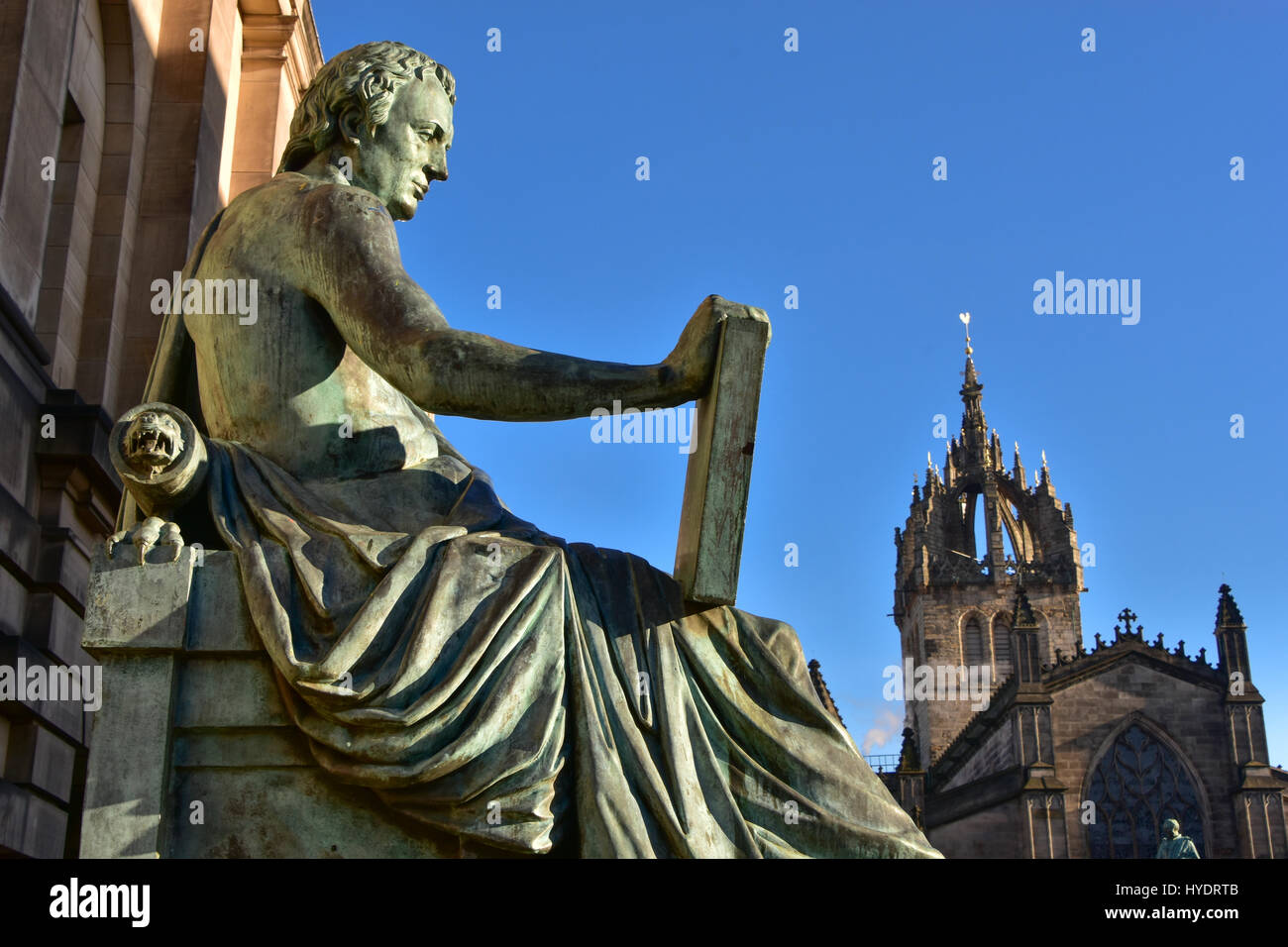Statue von David Hume mit St Giles' Cathedral in den Hintergrund, Royal Mile, Edinburgh Stockfoto