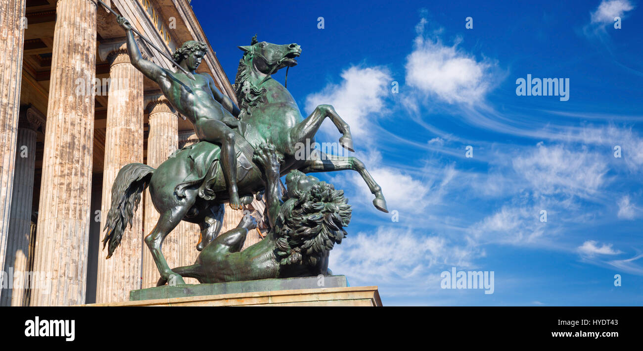 BERLIN, Deutschland, Februar - 13, 2017: Dom, Spalten von Altes Museum und die Bronze Skulptur Lowenkampfer von Albert Wolff Stockfoto