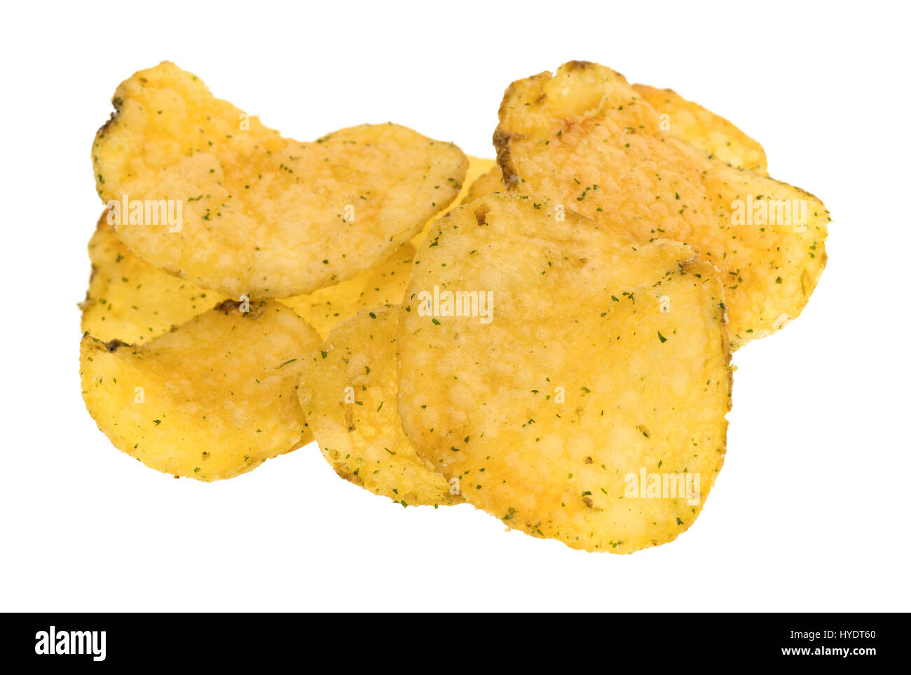 Eine Gruppe von Sauerrahm und Zwiebeln gewürzte Kartoffelchips isoliert auf einem weißen Hintergrund. Stockfoto