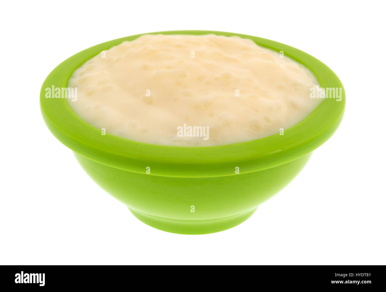 Eine Portion frische Tapiokapudding in eine kleine grüne Schüssel isoliert auf einem weißen Hintergrund. Stockfoto