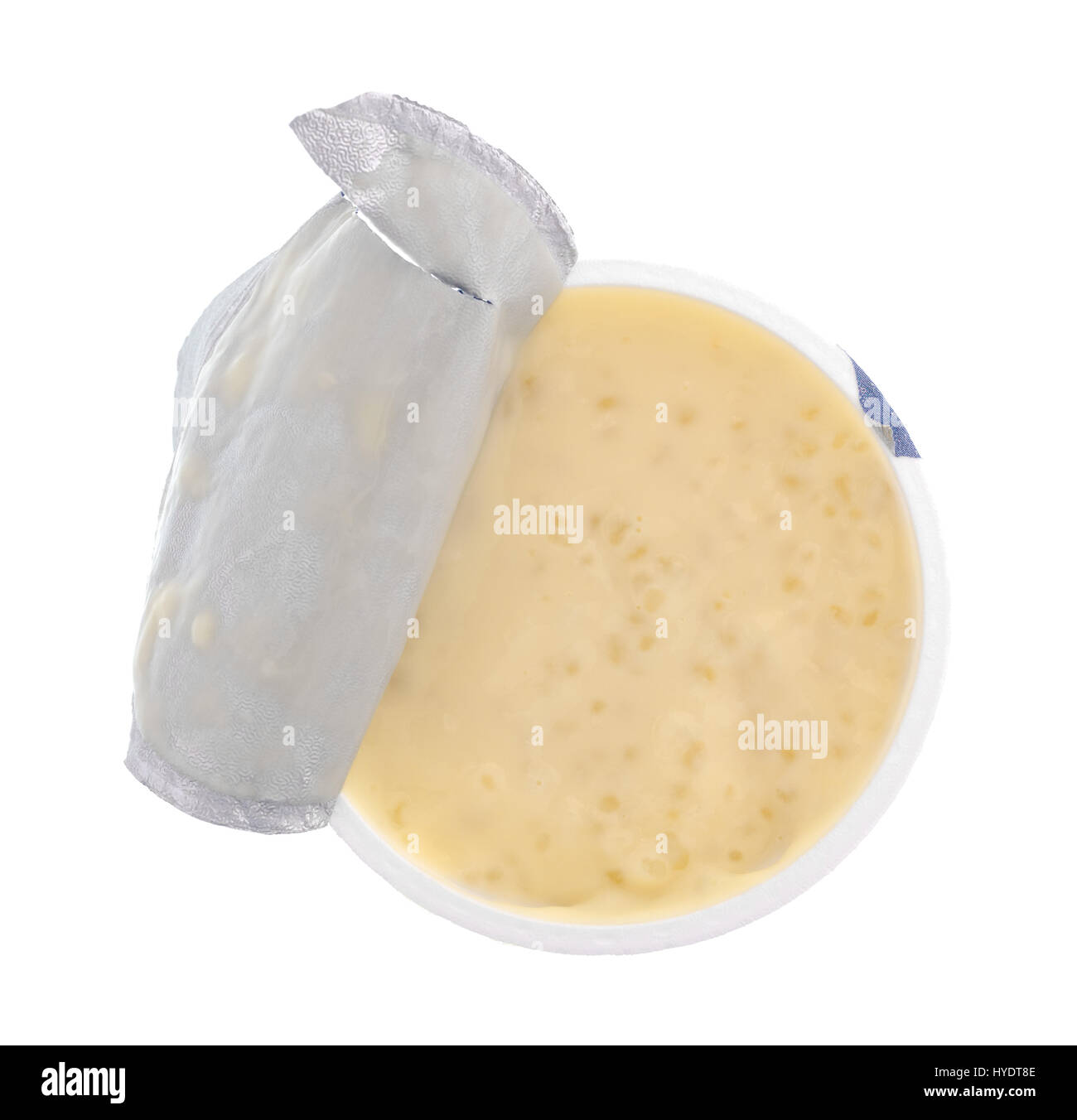 Draufsicht der Tapiokapudding in einer geöffneten kleinen Plastikbehälter mit dem Deckel geschält zurück isoliert auf einem weißen Hintergrund. Stockfoto