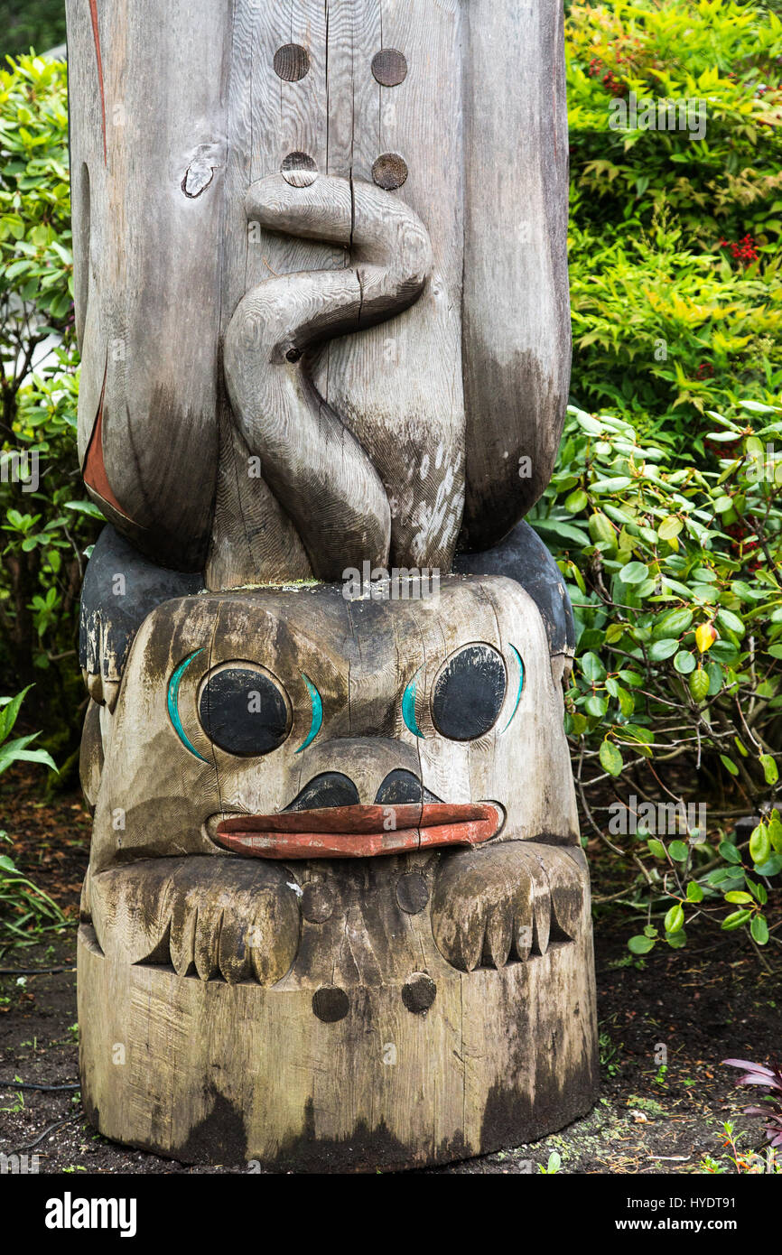 Bunte Inuit Totempfähle im Forsest von Kanada oder Alaska Stockfoto