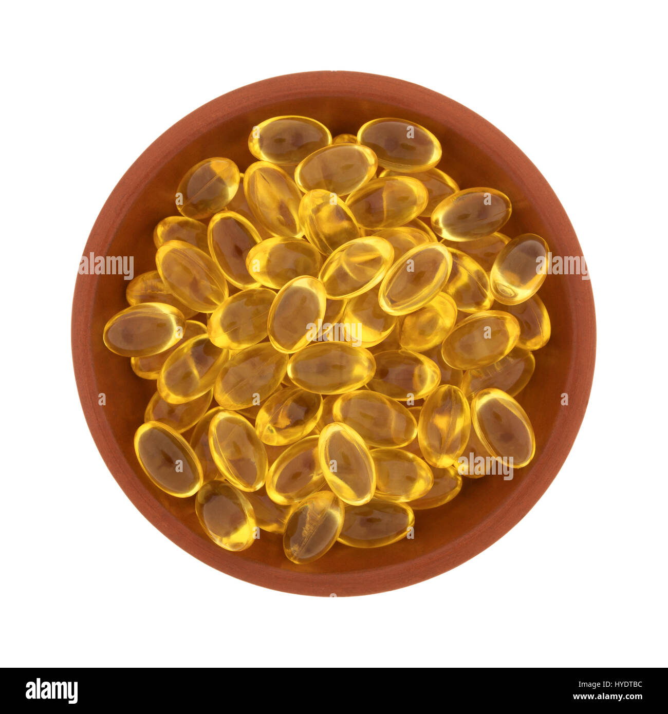 Draufsicht auf eine Schüssel mit Vitamin-A-Gel-Kapseln isoliert auf einem weißen Hintergrund. Stockfoto
