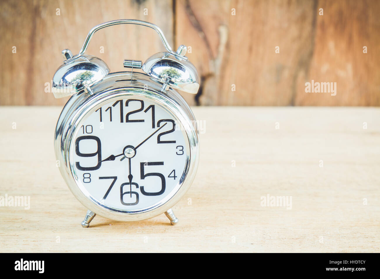 Auf Holz Hintergrund mit textfreiraum anzeigen Uhr 08:00 Uhr bzw. 30 Minuten. Stockfoto