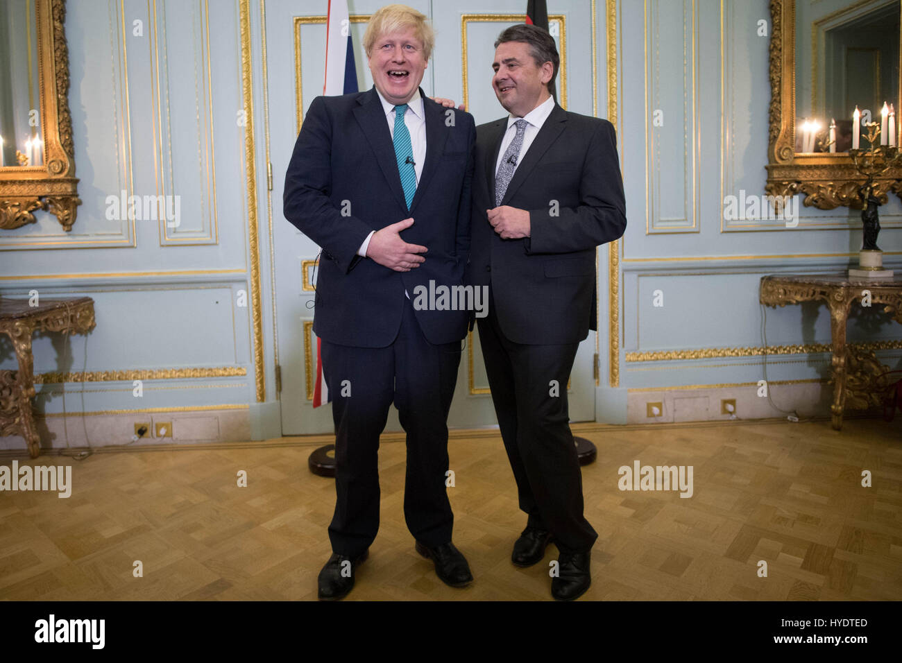 Außenminister Boris Johnson trifft seinen deutschen Amtskollegen Außenminister Sigmar Gabriel in seiner Londoner Wohnung wo sie Syrien und Brexit diskutiert. Stockfoto