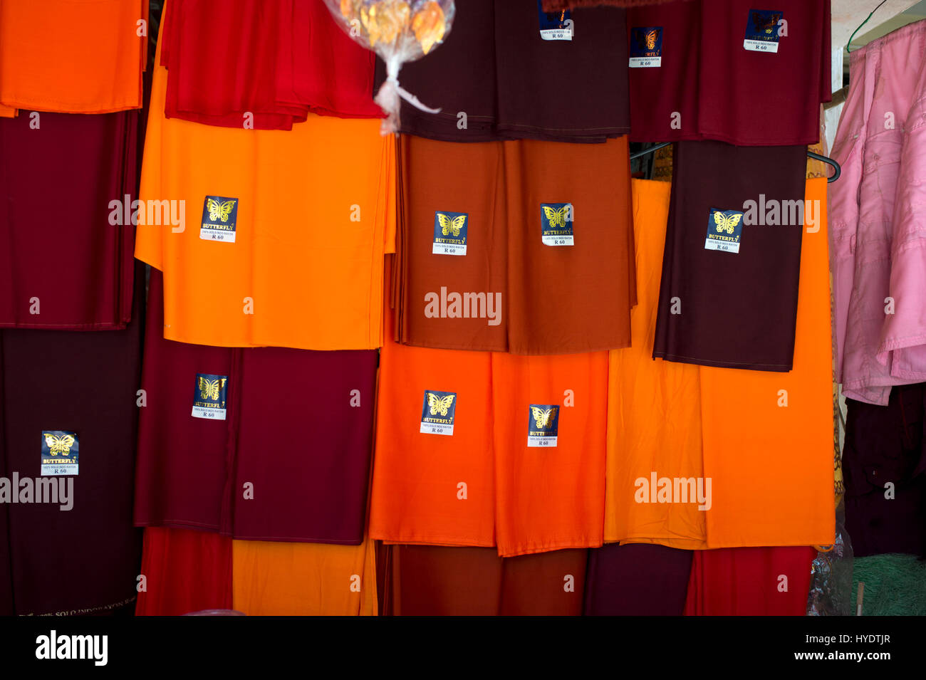 Myanmar (Burma). Yangon. Roben für buddhistische Mönche Angebote auf dem Markt. Stockfoto