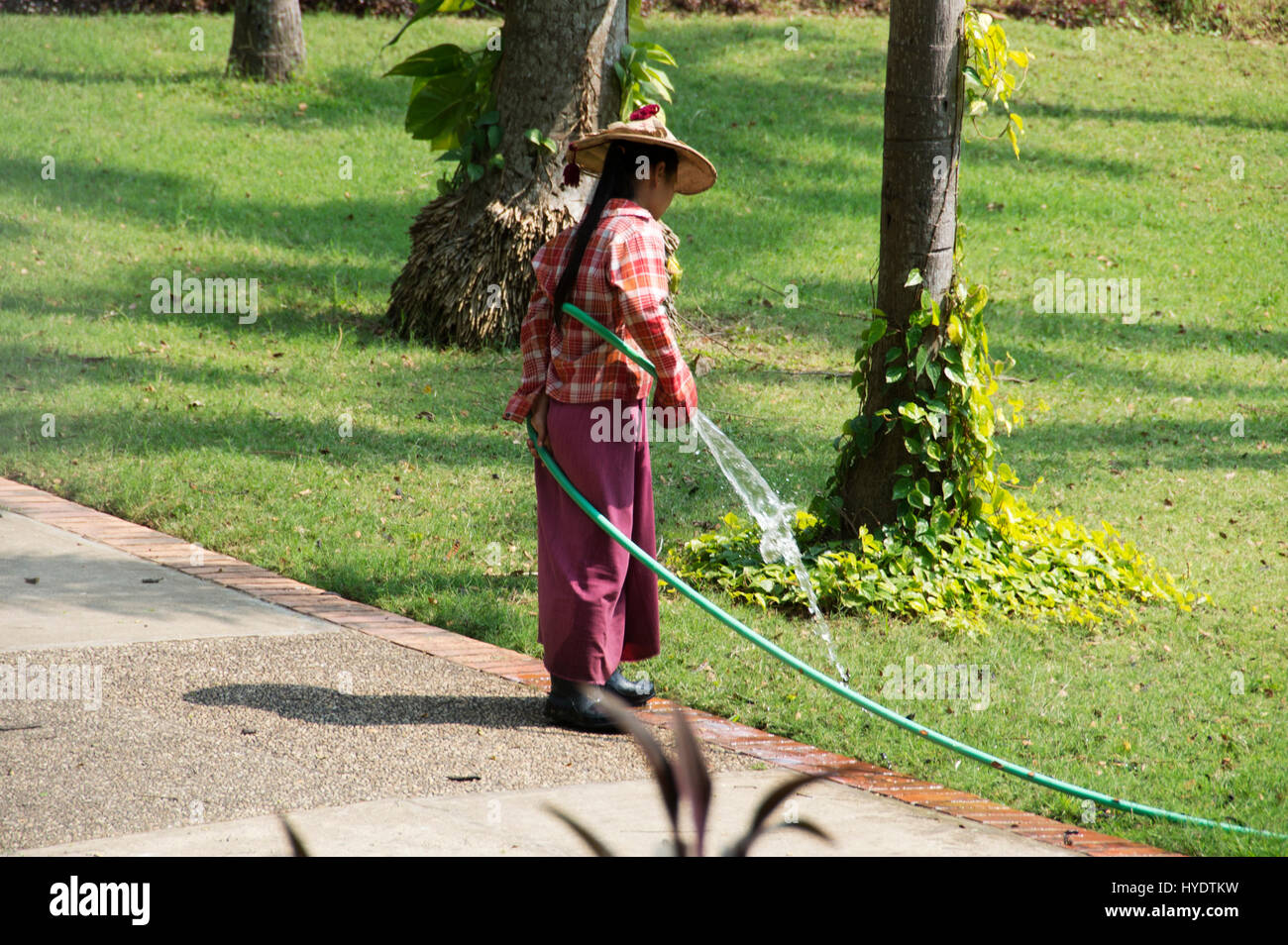 Myanmar (Burma). Yangon. Volkspark. Weibliche Gärtner einen Sonnenhut