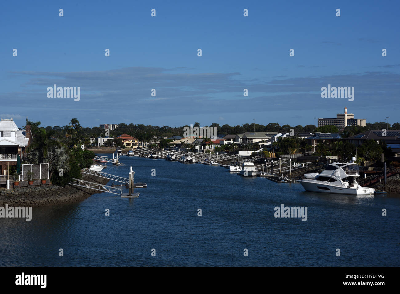 Newport, Queensland, Australien: Sportboote in privaten Stegen festgemacht säumen die Kanal-Wohnsiedlung Stockfoto