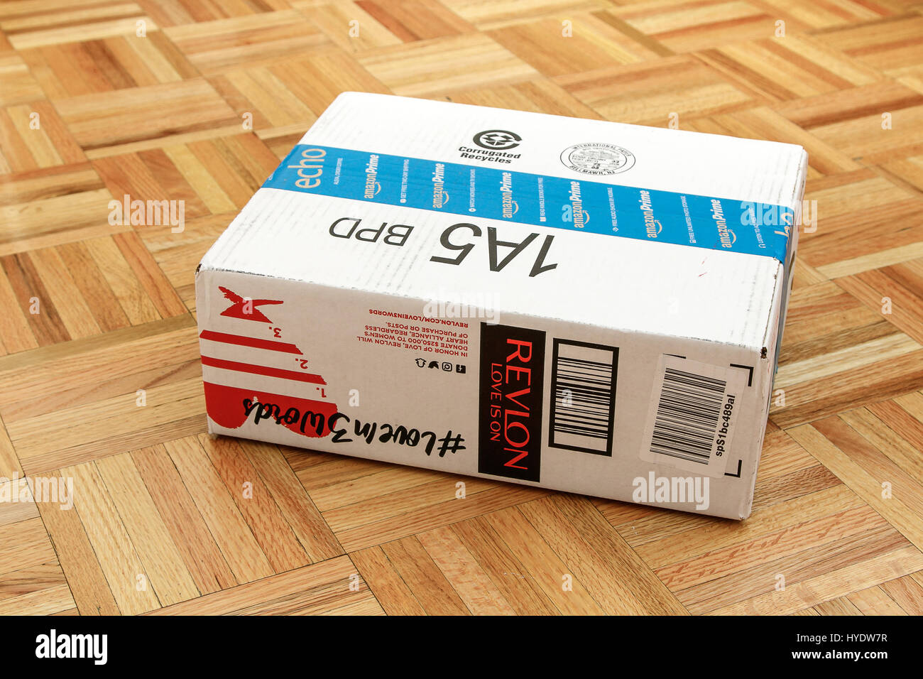 Amazon Verpackung Karton liegt auf einem Parkettboden Stockfotografie -  Alamy