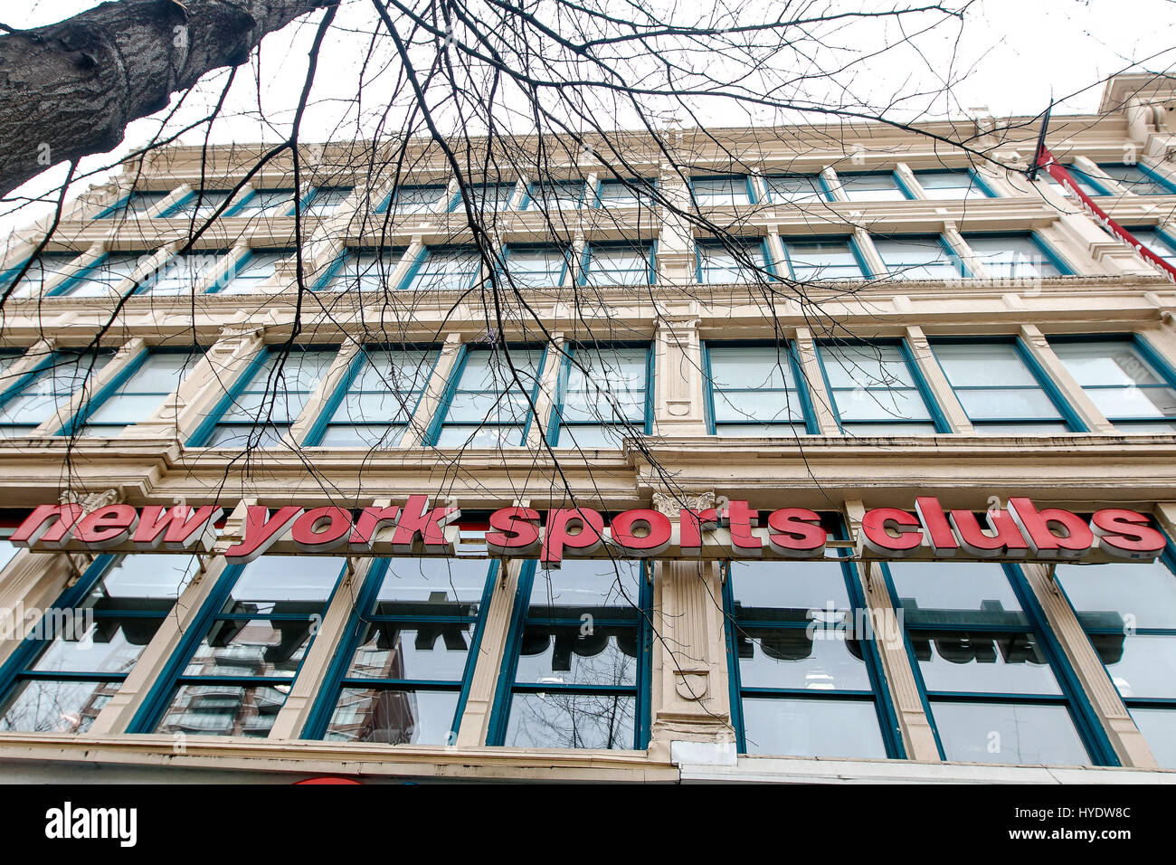 New York Sports Clubs fitnessraum Schild befindet sich ein Gebäude in Manhattan angezeigt. Stockfoto