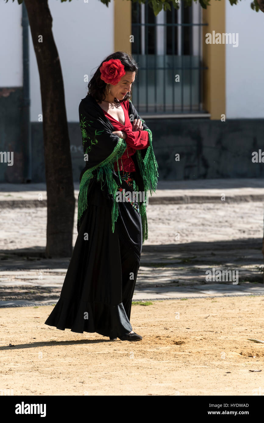 Eine spanische Frau, gekleidet wie eine Flamenco-Tänzerin warten auf eine Gruppe von Schülerinnen und Schüler geben eine Geschichtsstunde über die Ursprünge des Flamenco in Sevilla, S Stockfoto