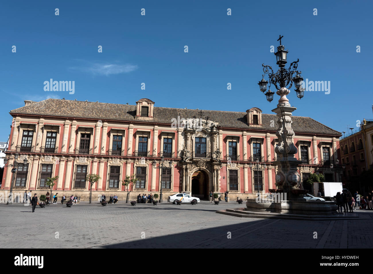 Palacio Azobispal (Palast des Erzbischofs) im Plaza Virgen de Los Reyes in der Altstadt von Sevilla, Sevilla, Spanien.   Es entstand im Jahre 1717 mit einer Geldstrafe Stockfoto