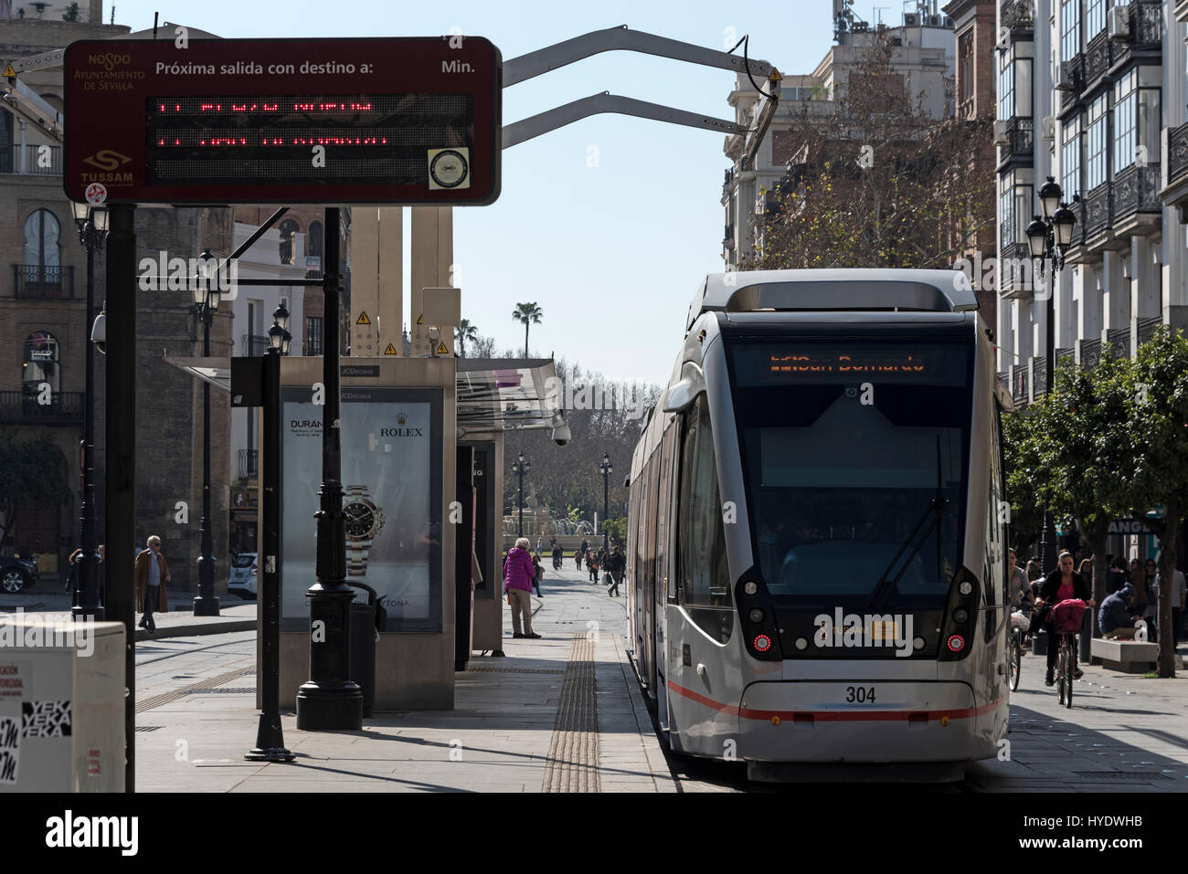 Eine neue Straßenbahn auf Avenida De La Constitución (Constitution Avenue) Sevilla, Spanien Stockfoto