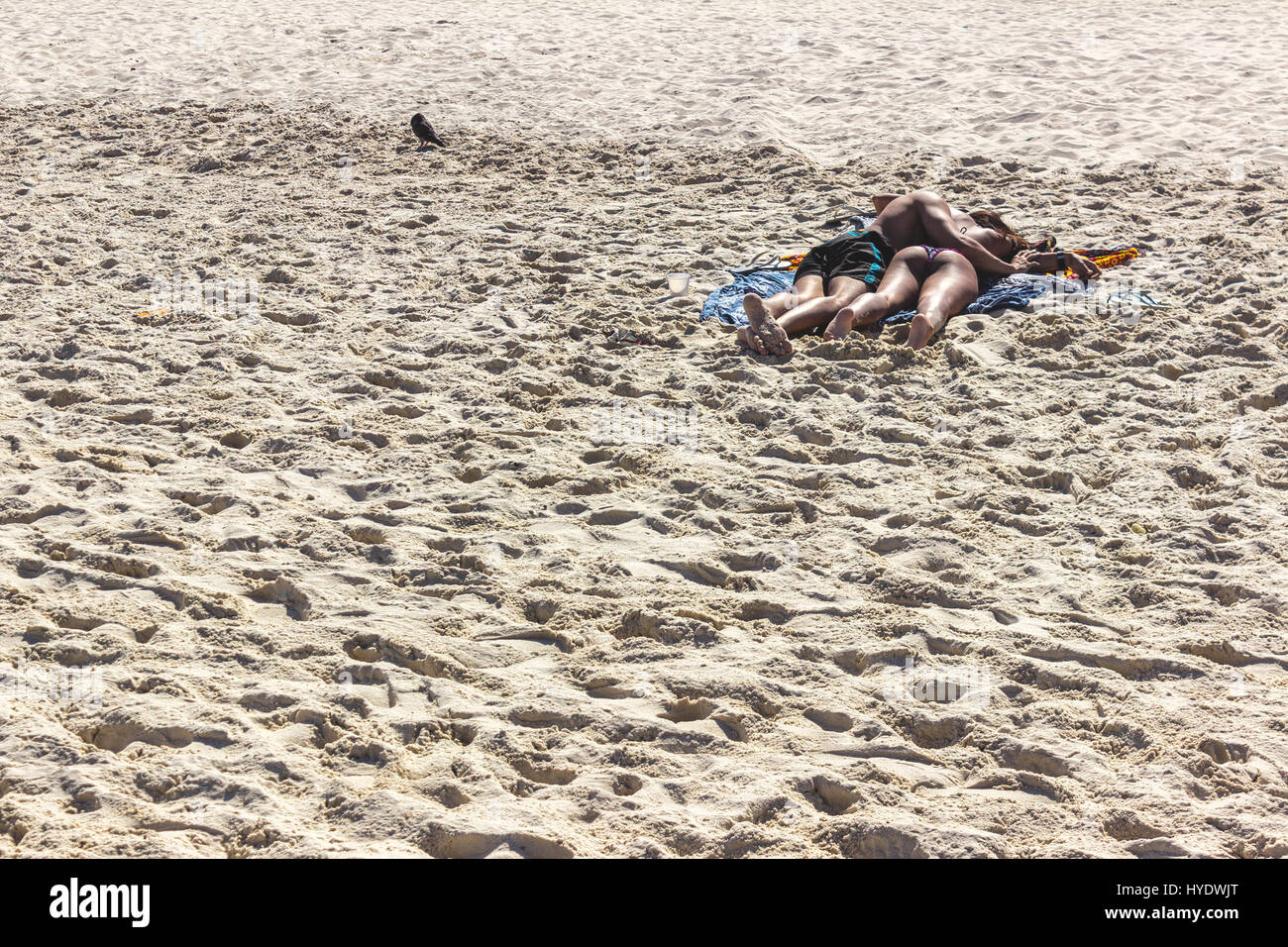 Brasilien, Rio De Janeiro: paar umarmt, während zur Festlegung auf dem Sand Stockfoto