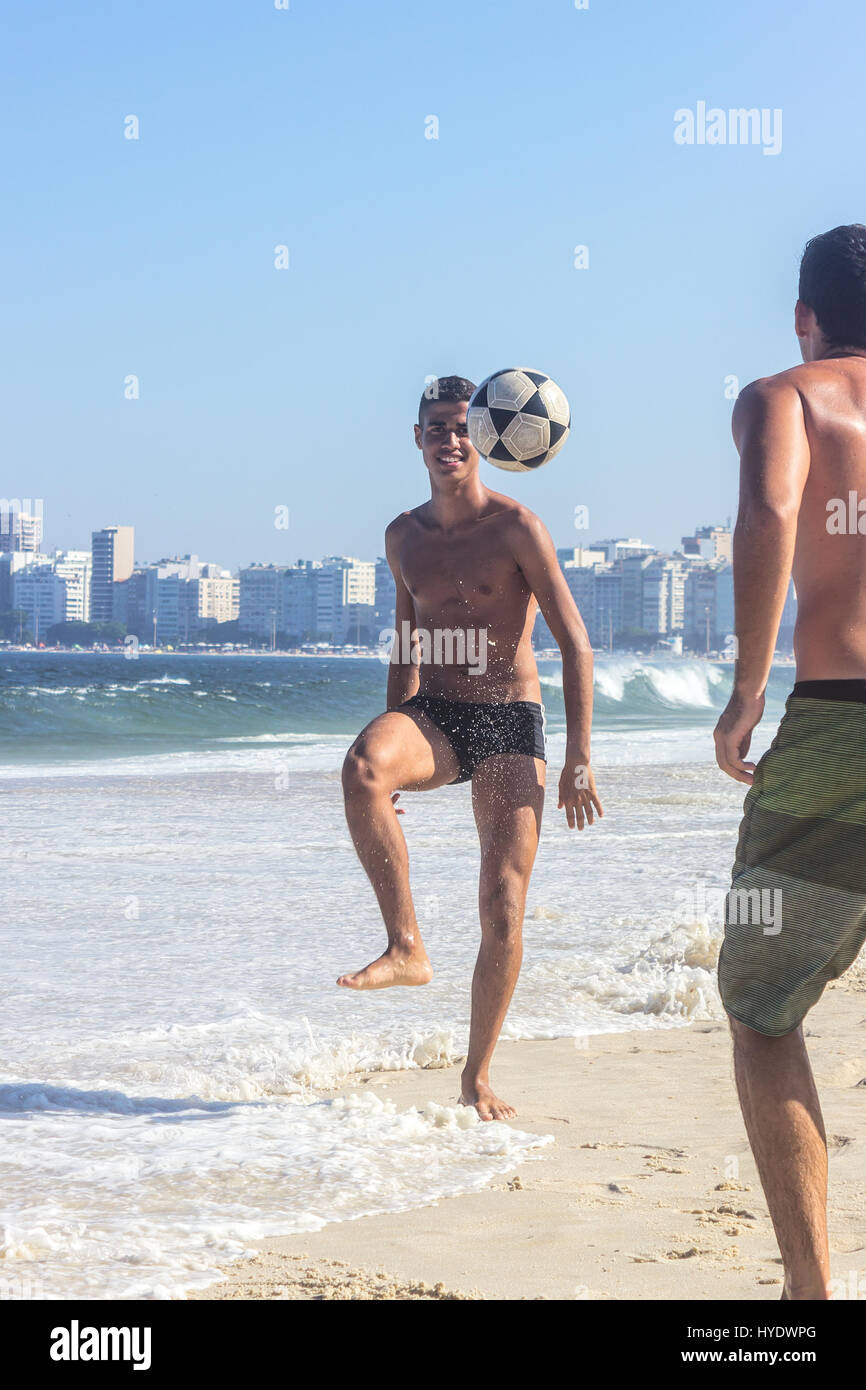 Brasilien, Rio De Janeiro: junge Männer, die Fußball spielen, am Strand der Copacabana Stockfoto