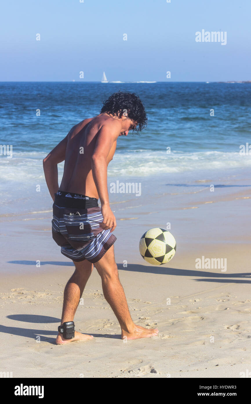 Brasilien, Rio De Janeiro: junger Mann, Fußball spielen, am Strand der Copacabana Stockfoto