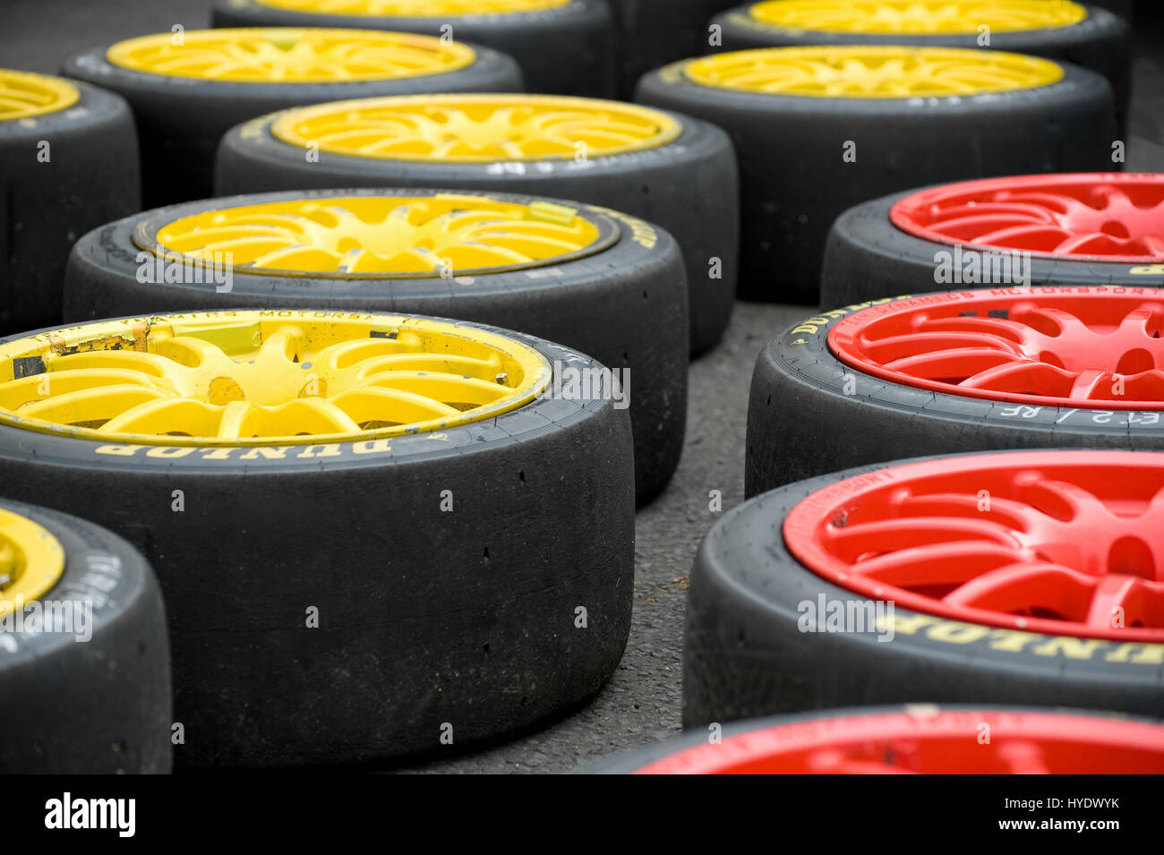 THRUXTON, Vereinigtes Königreich - 1.Mai: Spare Dunlop slick-Reifen in den Gruben für die British Touring Car Championship Rennen treffen auf die Thruxton. Mai 1, 2 Stockfoto