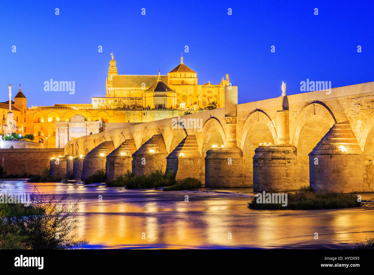 Córdoba, Spanien. Römische Brücke am Fluss Guadalquivir und Mezquita-Kathedrale. Stockfoto