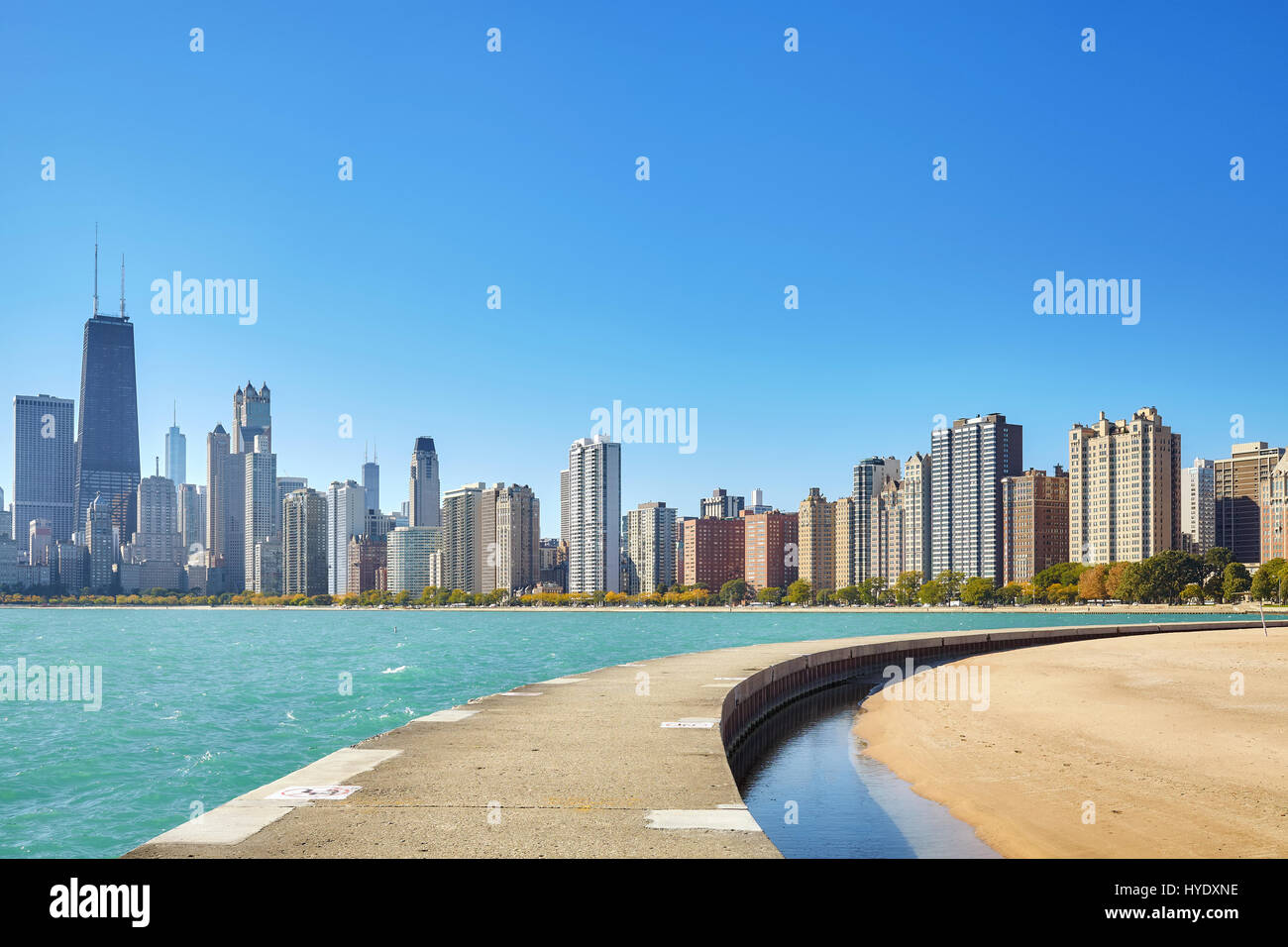 Skyline von Chicago am Wasser an einem schönen Tag, USA. Stockfoto