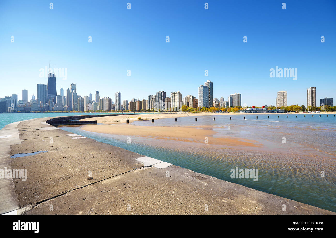 Skyline von Chicago am Wasser gesehen vom Lake Michigan Pier an einem schönen Tag, USA. Stockfoto