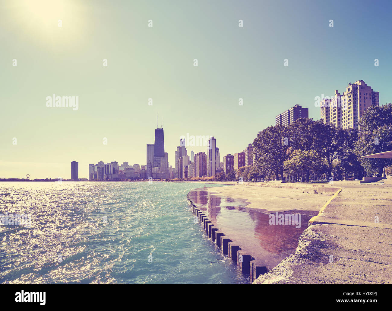 Farbe getönt Waterfront Skyline von Chicago am frühen Morgen, gegen die Sonne Foto, Illinois, USA. Stockfoto