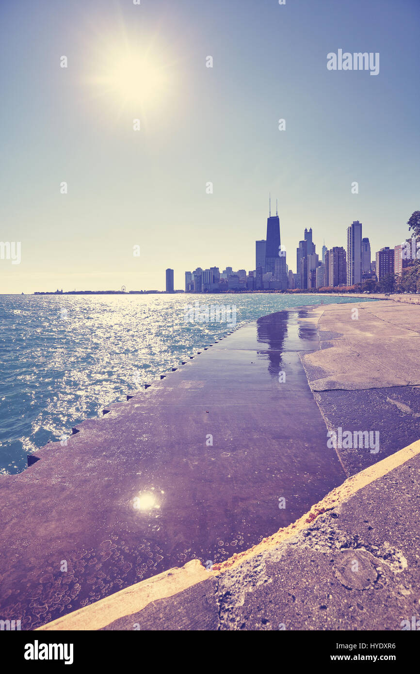 Farbe getönt Skyline von Chicago am Wasser gegen die Sonne, Illinois, USA. Stockfoto