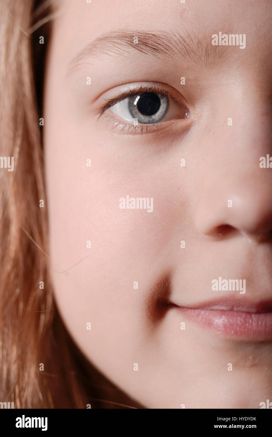 Kind Mädchen halbe Gesicht Porträt mit Fokus auf Auge Stockfoto