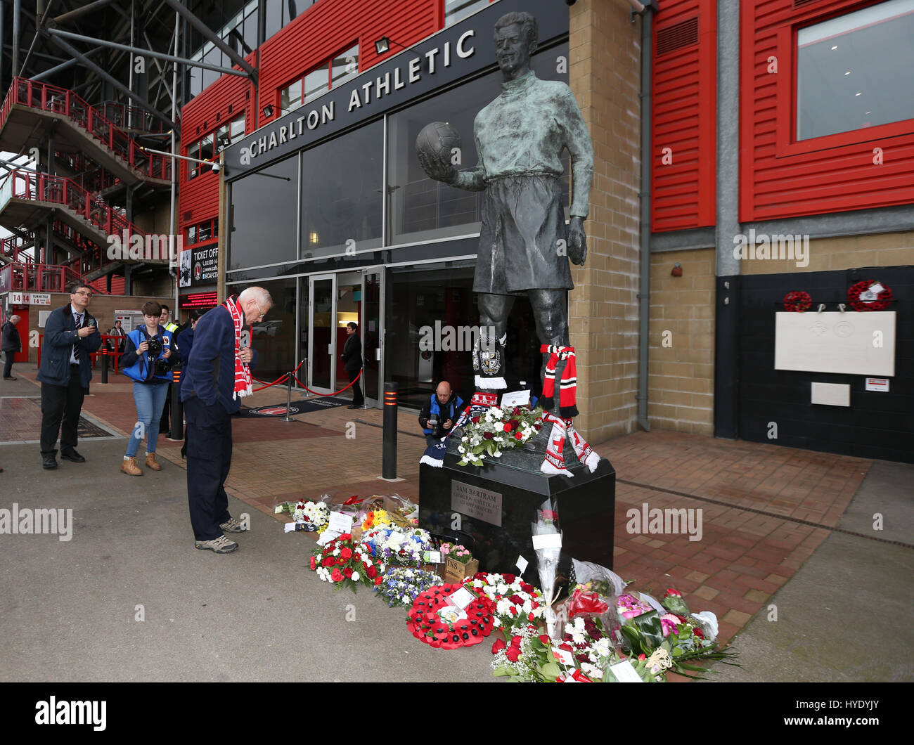 Ehrungen in Erinnerung an Charlton Lüfter PC Keith Palmer, war eines der Opfer des Westminster-Terror-Anschlag vor dem Himmel Bet League One Spiel in The Valley, London. Stockfoto