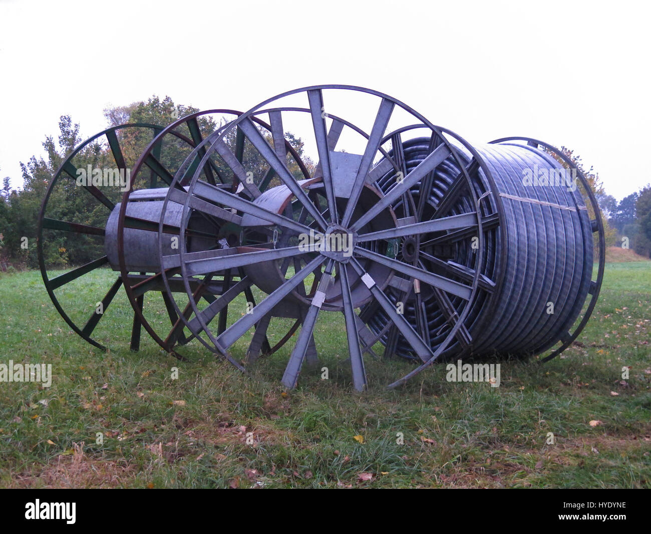 Große Metall-Kabeltrommeln im Feld Stockfoto