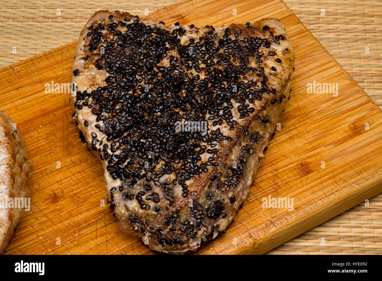 Thunfisch in Scheiben geschnitten auf Schneidebrett Stockfoto