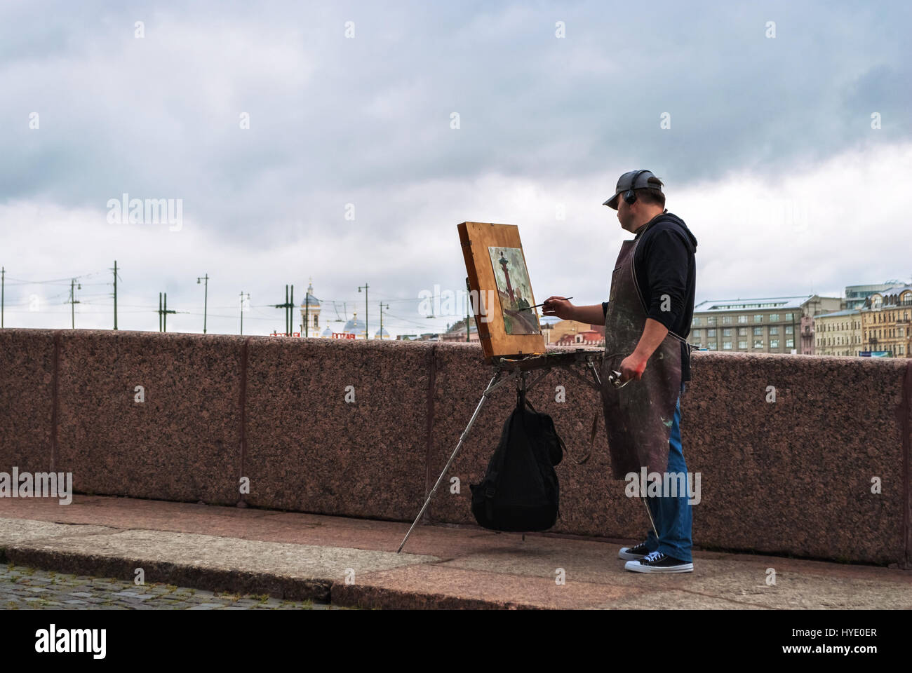 Sankt PETERSBURG, Russland, Mai 14: der Künstler mit seiner Staffelei zeichnet die Rostral Spalte auf der Vasilievsky Insel, 14 Mai 2016 in Sankt-Petersburg. Stockfoto