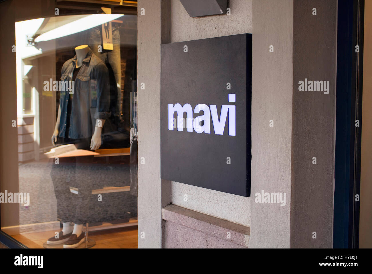Nahaufnahme der berühmten Mode-Marke Signage und seine Schaufenster im Hintergrund. Stockfoto