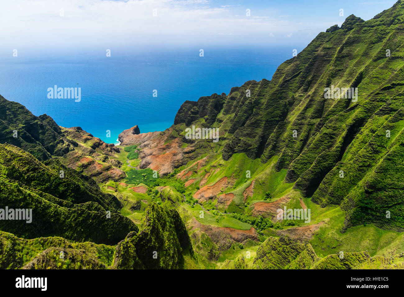 Aerial Landschaftsblick auf Klippen und grünes Tal, Kauai, Hawaii, USA Stockfoto