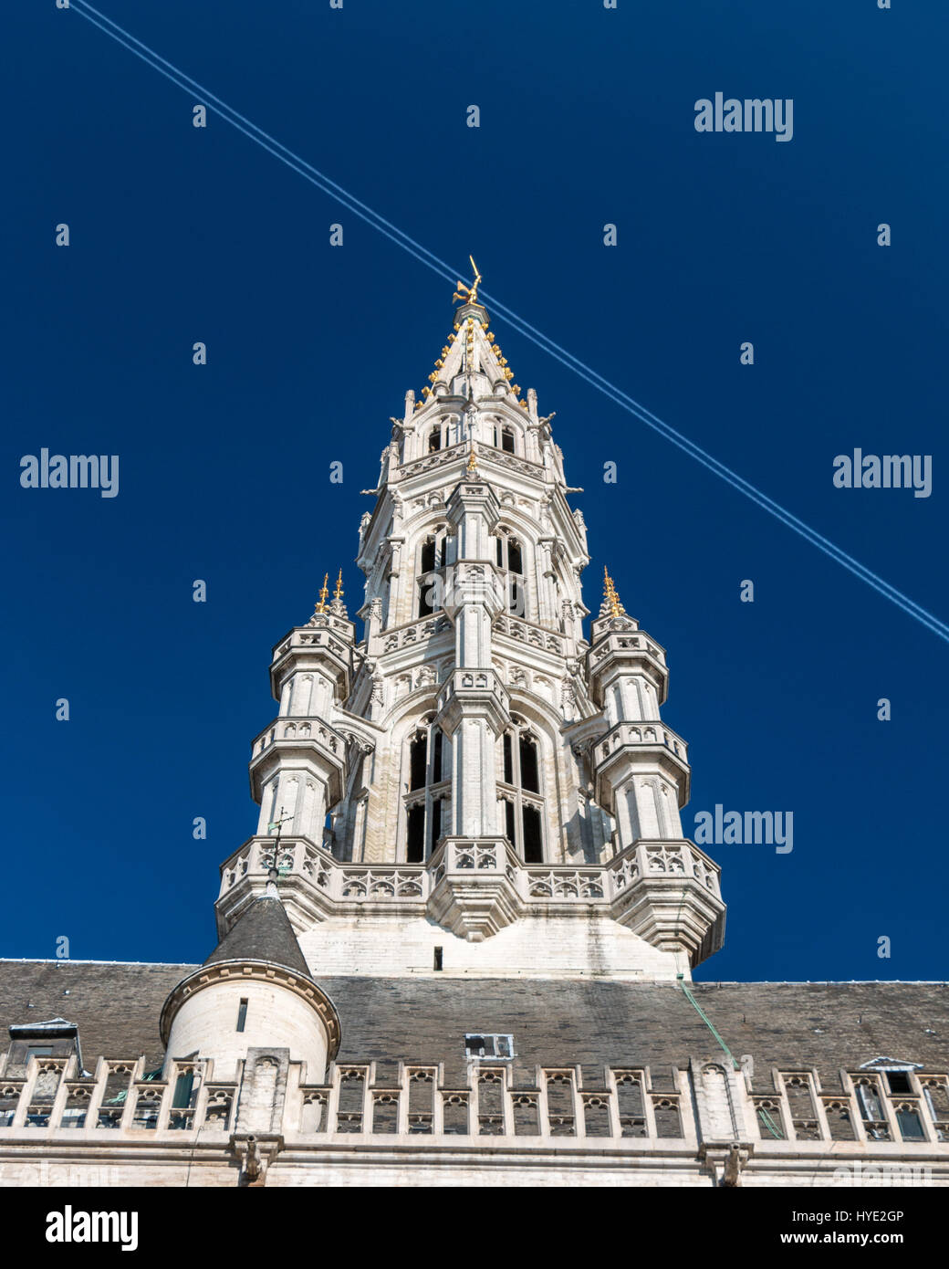 Das Brüsseler Rathaus turm mit einem Kondensstreifen am Himmel Stockfoto