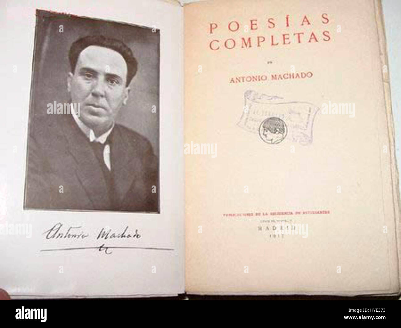 Dieses Bild zeigt eine Fotografie von Machado, wahrscheinlich in Bezug auf seine literarischen Werke oder seine öffentliche Persönlichkeit, zusammen mit seiner Unterschrift und einem Buch. Machado ist bekannt für seine Beiträge zur Literatur, und das Foto dient als historische Referenz auf sein Erbe. Stockfoto