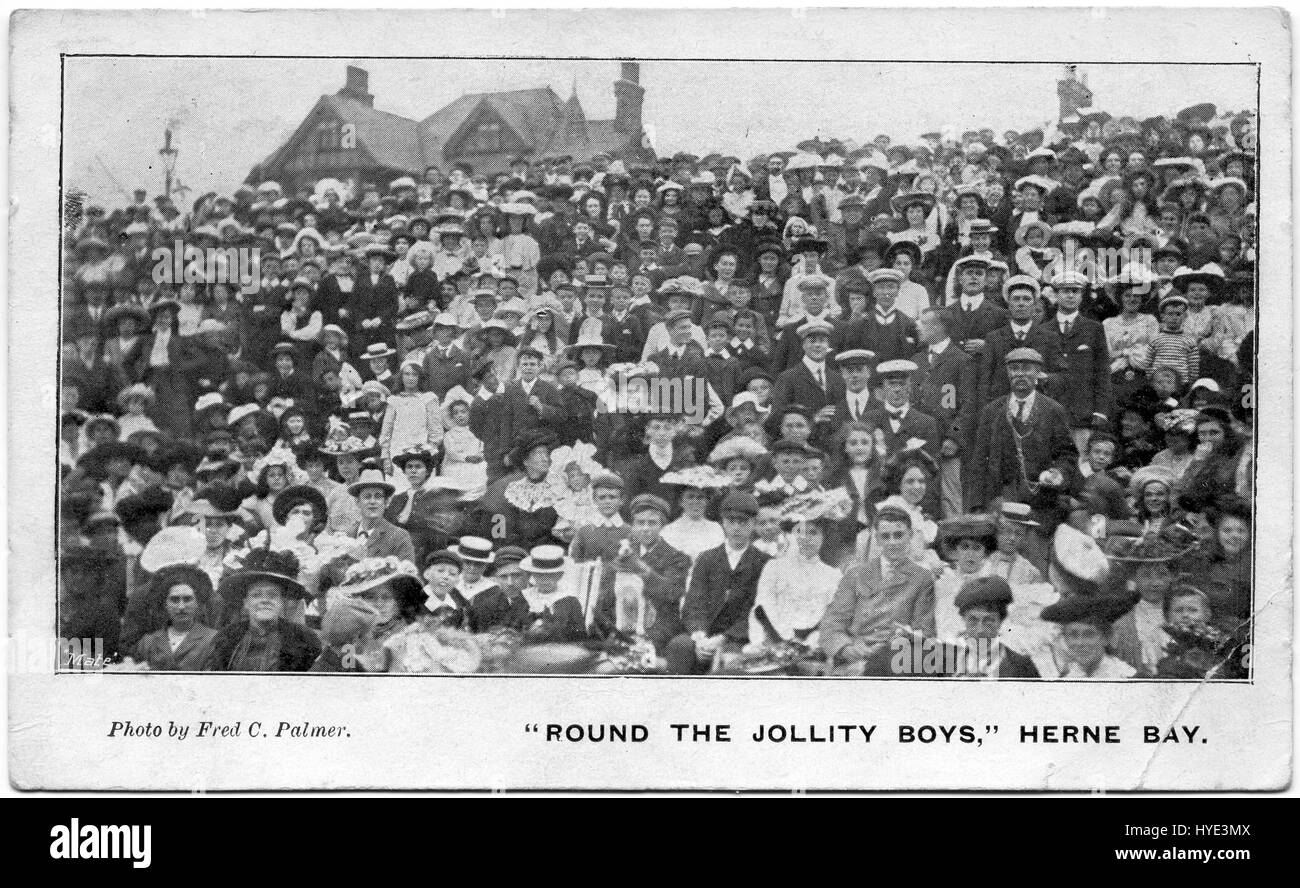 Fred C. Palmers Publikumsdruck in Herne Bay zeigt eine lebhafte Szene eines überfüllten Strandes oder öffentlichen Raumes in Herne Bay und fängt die Atmosphäre und das tägliche Leben der Küstenstadt ein. Palmers Arbeit konzentriert sich oft auf das urbane Leben und öffentliche Versammlungen. Stockfoto