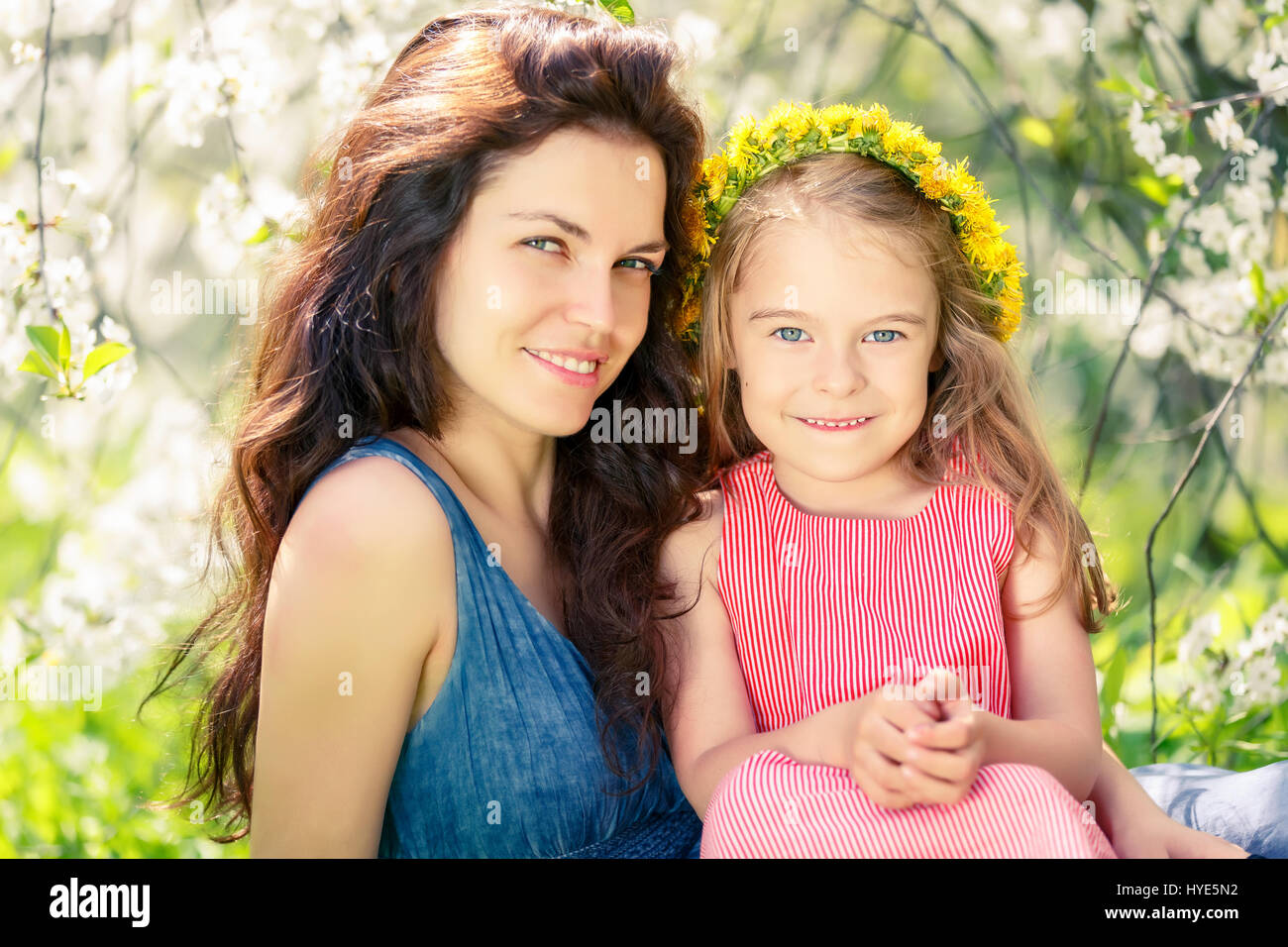 Mutter und Tochter im sonnigen park Stockfoto