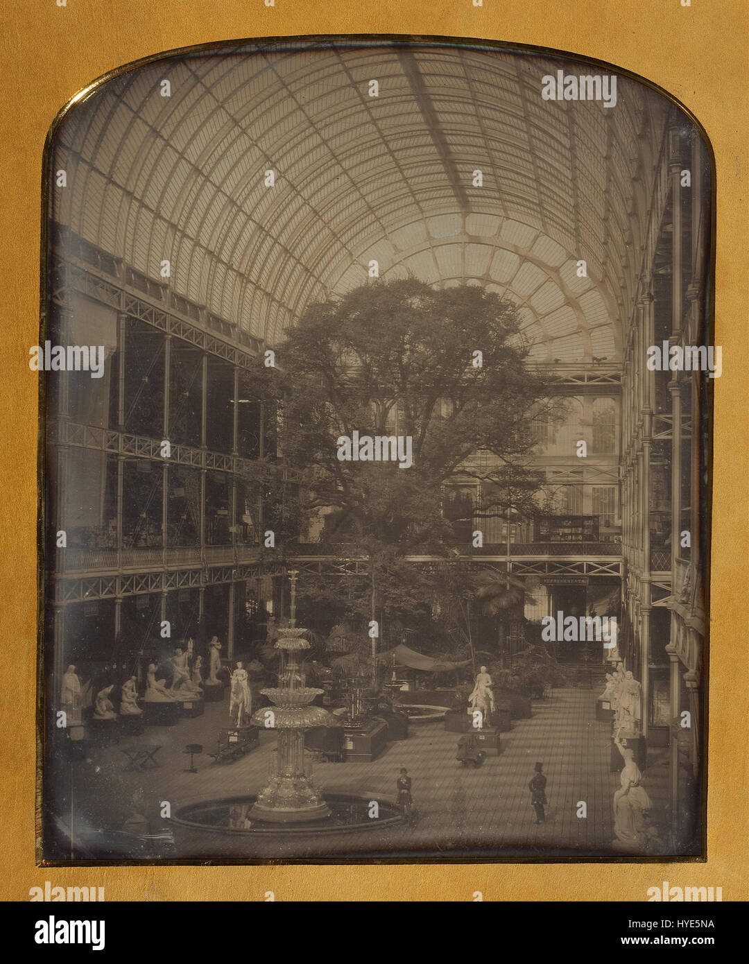 John Jabez Edwin Mayall war ein britischer Fotograf, der dafür bekannt war, den Crystal Palace im Hyde Park in London zu fotografieren, ein Wahrzeichen. Seine Werke sind mit Fotografie aus der viktorianischen Zeit und architektonischen Themen verbunden. Stockfoto