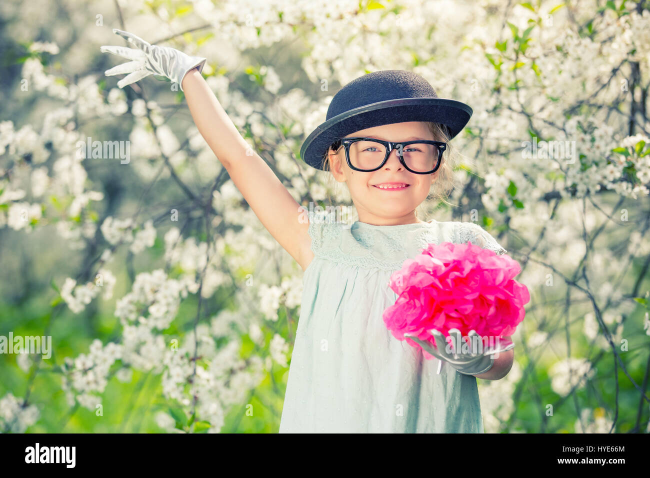 Lustiges Mädchen in Gläsern mit Mütze und Handschuhe. Stockfoto
