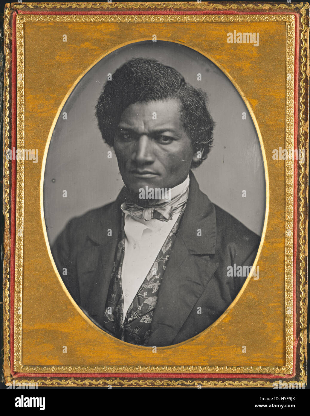 Dieses Porträt von Frederick Douglass von Samuel J. Miller fängt die mächtige Präsenz und würde des afroamerikanischen Abolitionisten und Staatsmannes ein. Das Bild unterstreicht Douglases Führungsrolle und das anhaltende Erbe in der amerikanischen Geschichte. Stockfoto