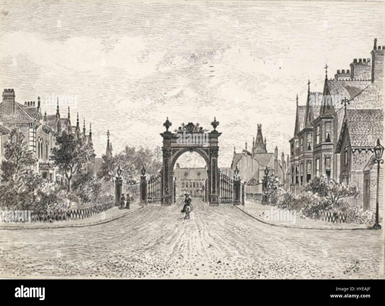 Das Gemälde „Main Entrance to Pearson Park from Beverley Road, Hull“ (1883) zeigt den Eingang zum öffentlichen Park in Hull, England. Es zeigt das viktorianische architektonische Design und üppiges Grün, das typisch für diese Zeit ist. Stockfoto