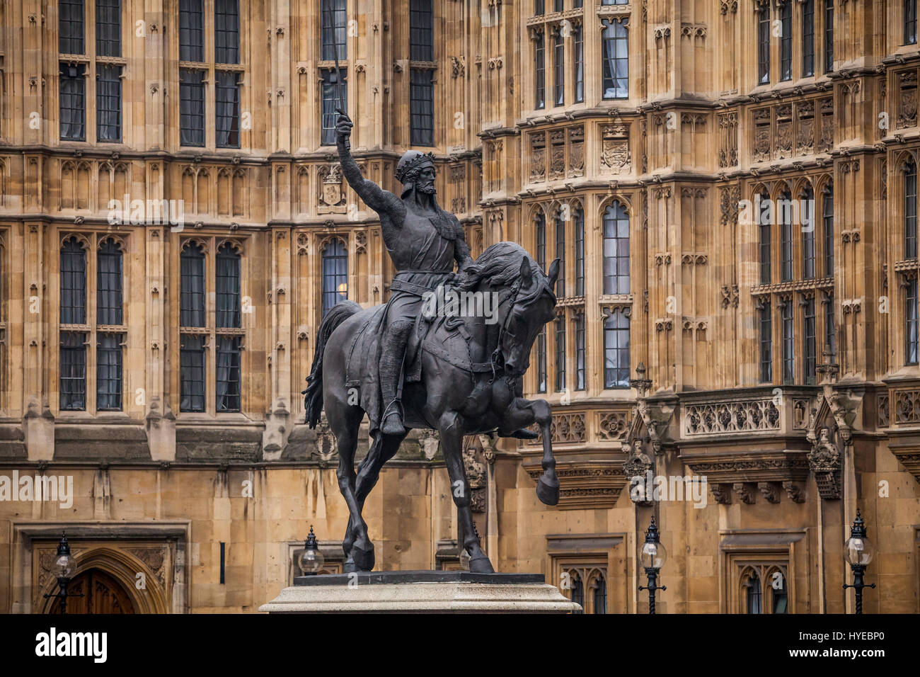 Eine Statue von Richard Coeur de Lion (auch bekannt als Richard Löwenherz) im alten Palast Hof außerhalb des Palace of Westminster. Stockfoto